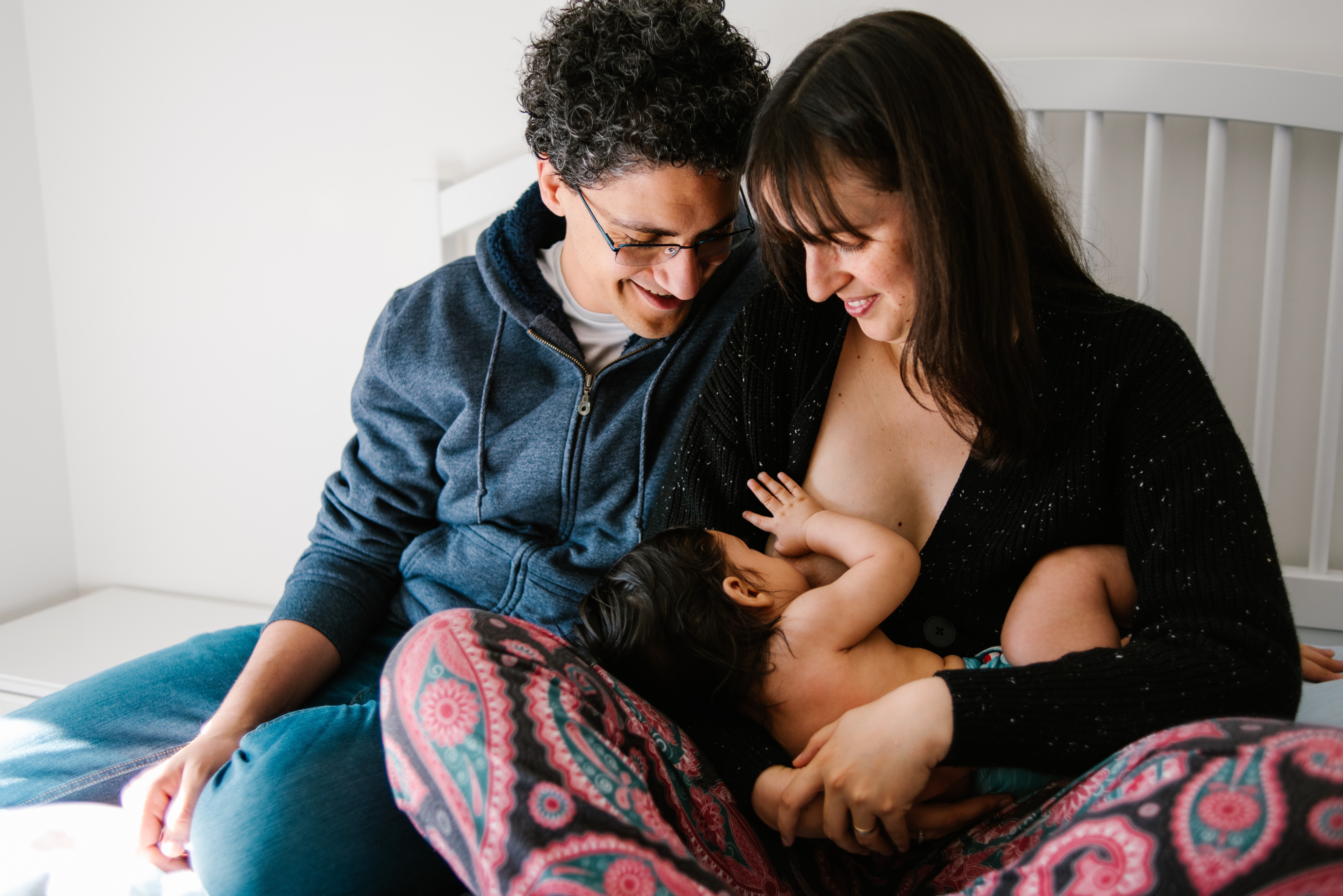 Famille avec enfant allaitant